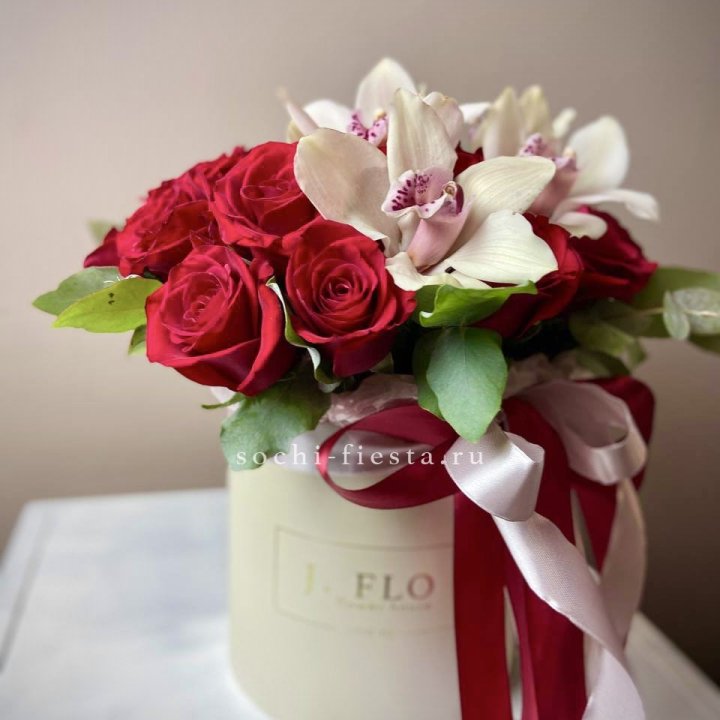 Розы и орхидеи в боксе в Дзержинске