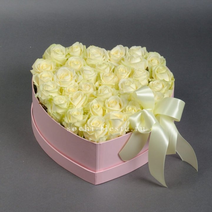 35 белых роз в коробке "Сердце" в Дзержинске
