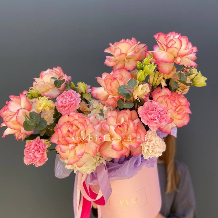 Бокс нежный с розами в Дзержинске