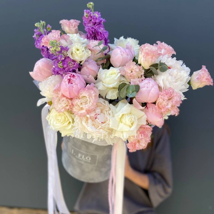 Дизайнерский цилиндр с пионами "Ривьера" в Дзержинске