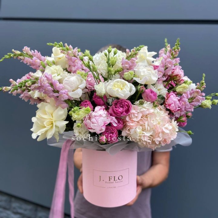 Дизайнерский цилиндр с пионами "Саманта" в Дзержинске