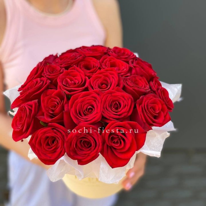 Красные розы в цилиндре в Дзержинске