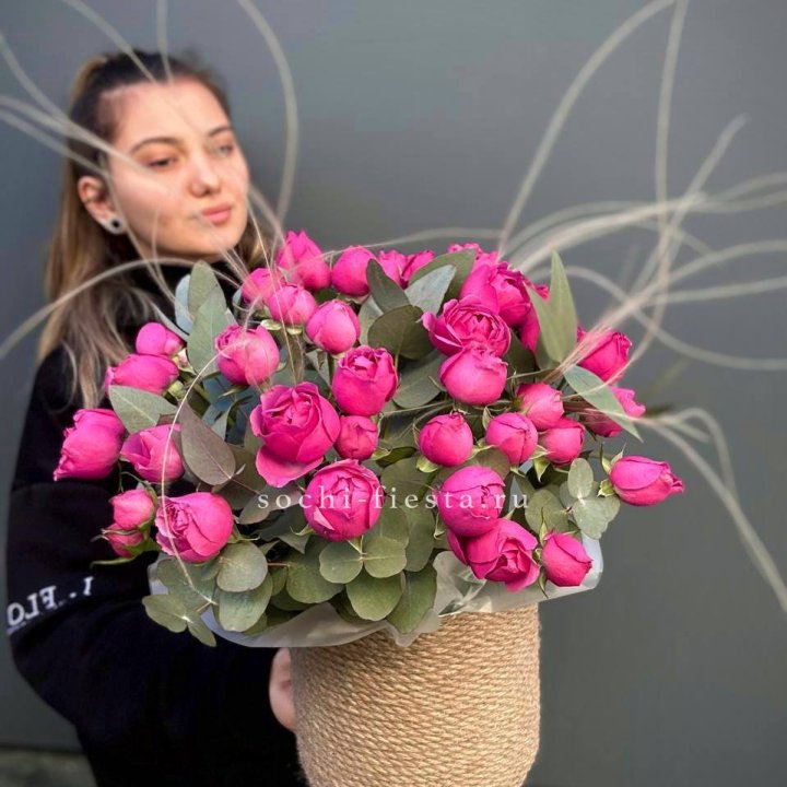 Пионовидные розы Мисти Бабблс в джутовом кашпо в Дзержинске