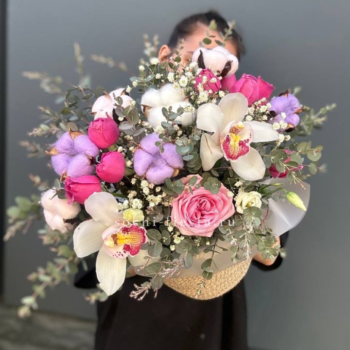 Орхидея и розы в джутовом кашпо в Дзержинске