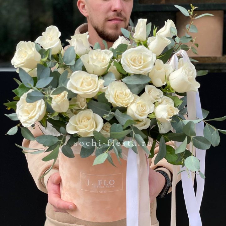 41 белая роз в бархатном боксе в Дзержинске