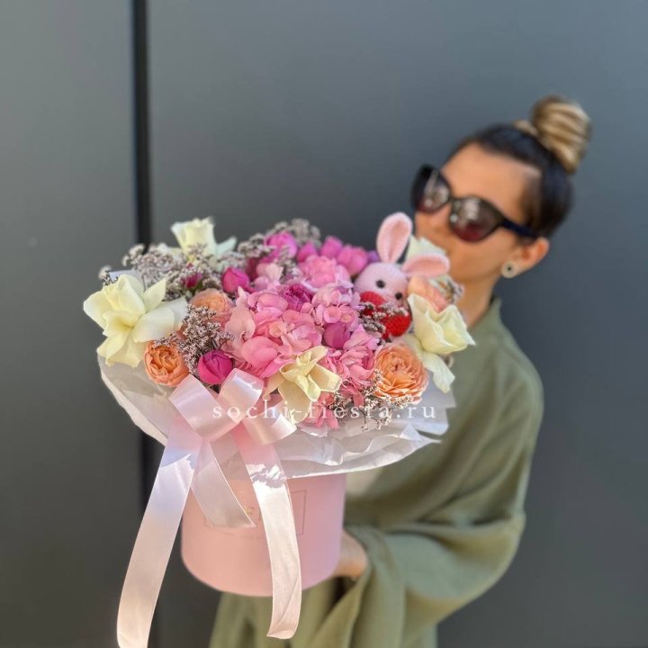 Дизайнерский цилиндр с игрушкой "Лола" в Дзержинске