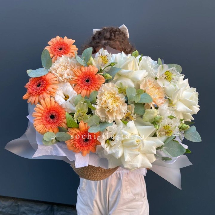 Розы и герберы в джутовом кашпо "Георгино" в Дзержинске