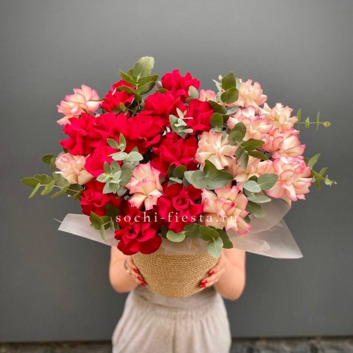 25 Французских роз в джутовом кашпо  в Дзержинске