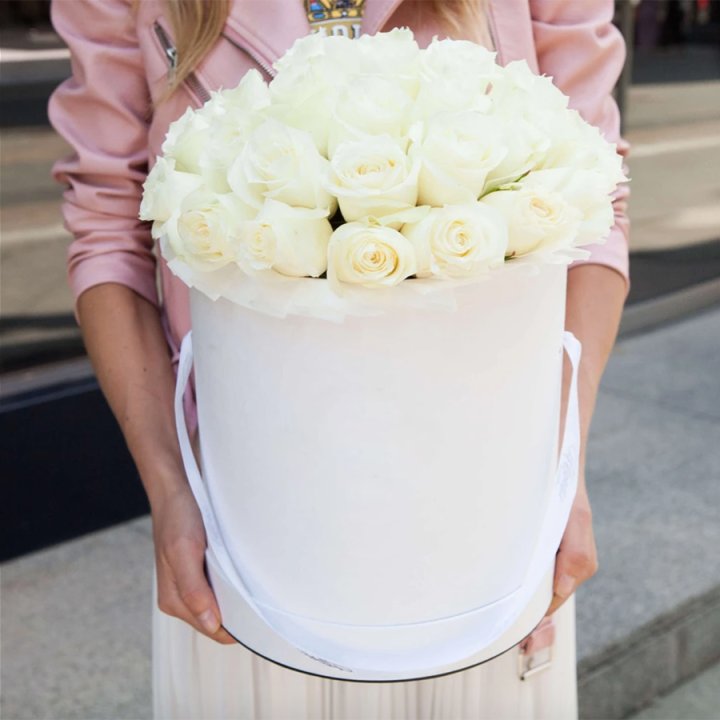 35 белых роз в цилиндре в Дзержинске