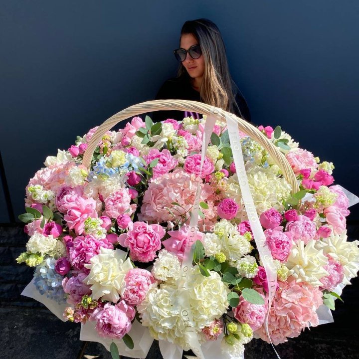 Цветочная корзина из пионов и пионовидных роз "Перфекте" в Дзержинске