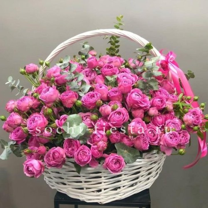65 пионовидных кустовых роз в корзине в Дзержинске