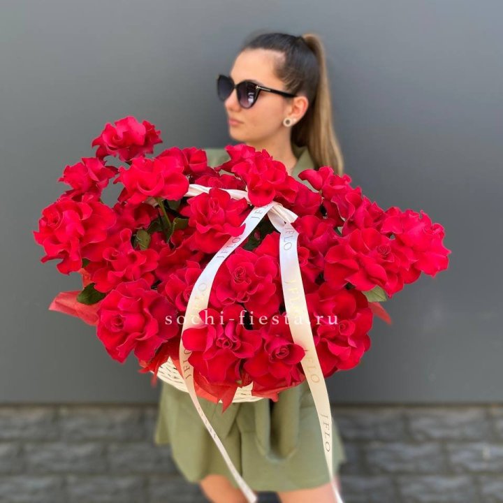 Красные французские розы в корзине в Дзержинске