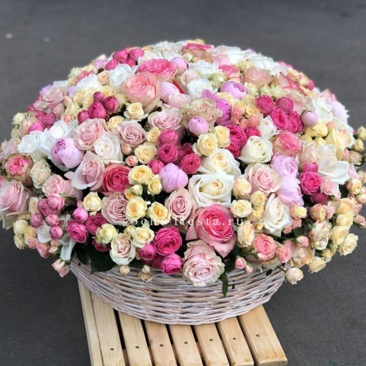 Цветочная корзина из пионов и пионовидных роз "Юниверсити" в Дзержинске