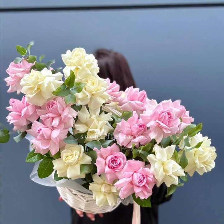 25 Французских роз в корзине в Дзержинске