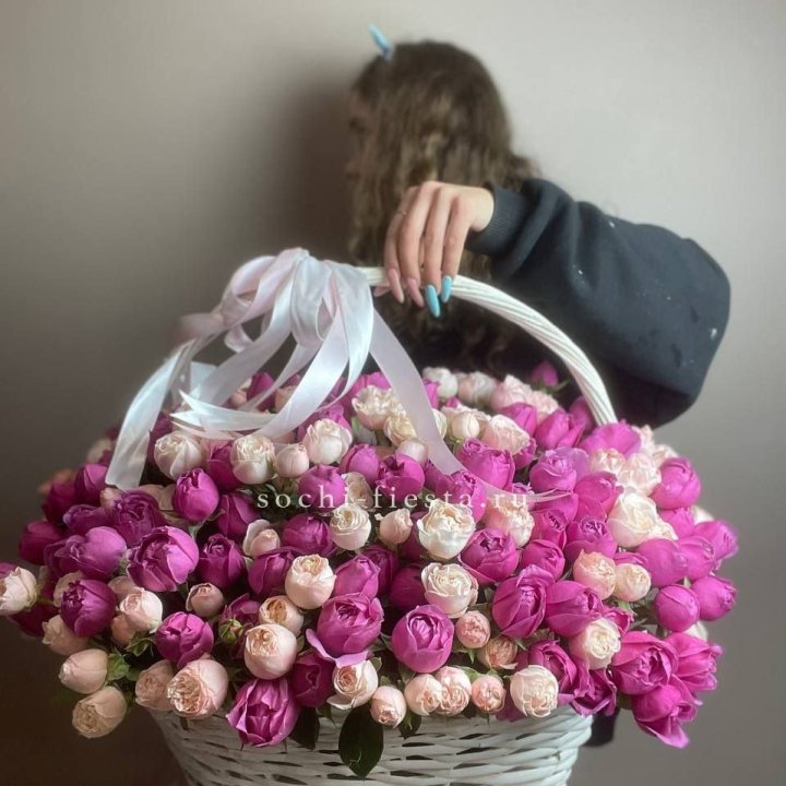 Премиум корзина пионовидных кустовых роз в Дзержинске