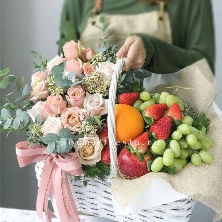 Фруктовая корзина c цветами в Дзержинске