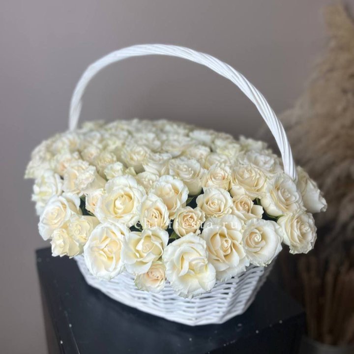 101 белая роза в корзине в Дзержинске