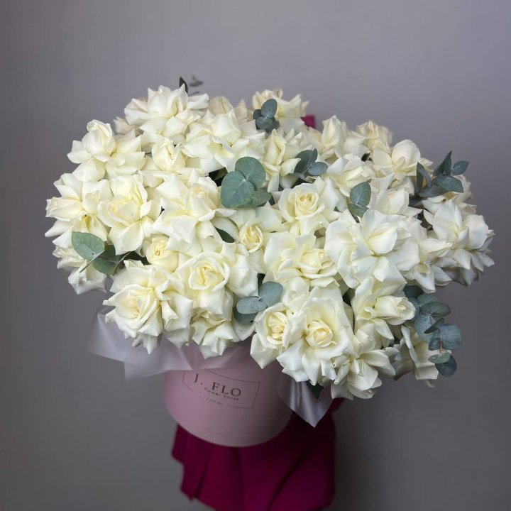 37 белых роз в боксе в Дзержинске