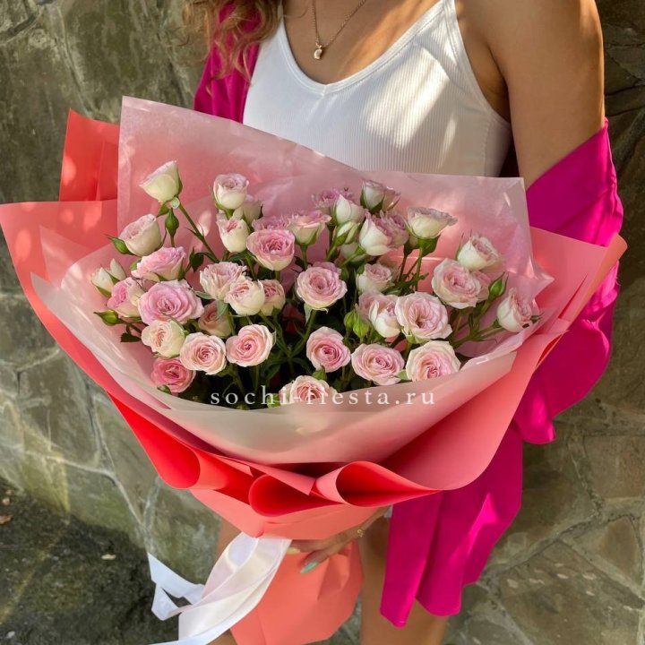 Розовые кустовые розы в Дзержинске