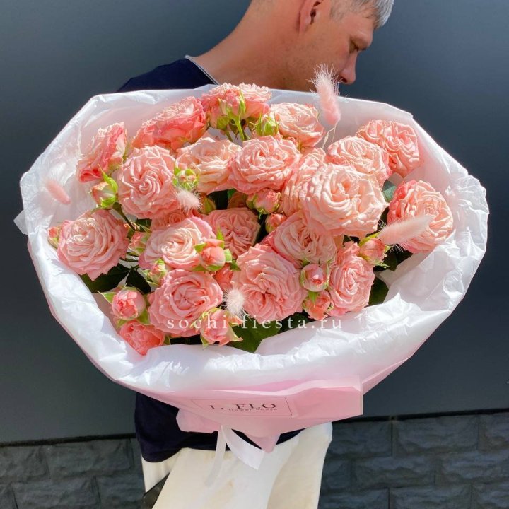 Пионовидные розы Мадам Бомбастик в Дзержинске