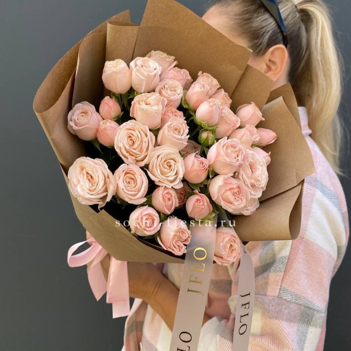 Кустовые розы Бомбастик в крафте в Дзержинске