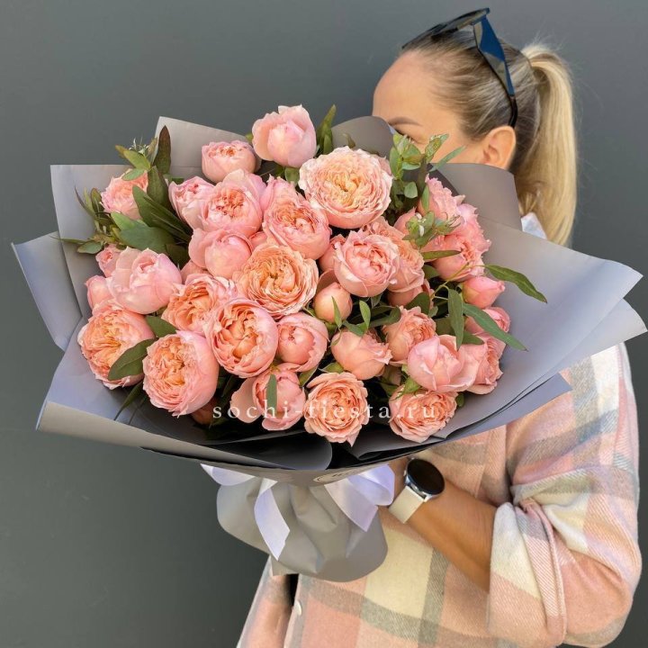 Букет с пионовидными розами "Пивайн" в Дзержинске