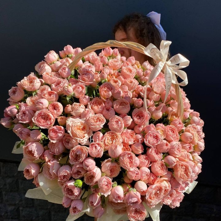 Корзина из пионовидных роз в Дзержинске