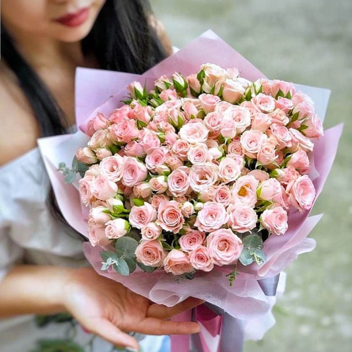 Кустовые розы с эвкалиптом в Дзержинске