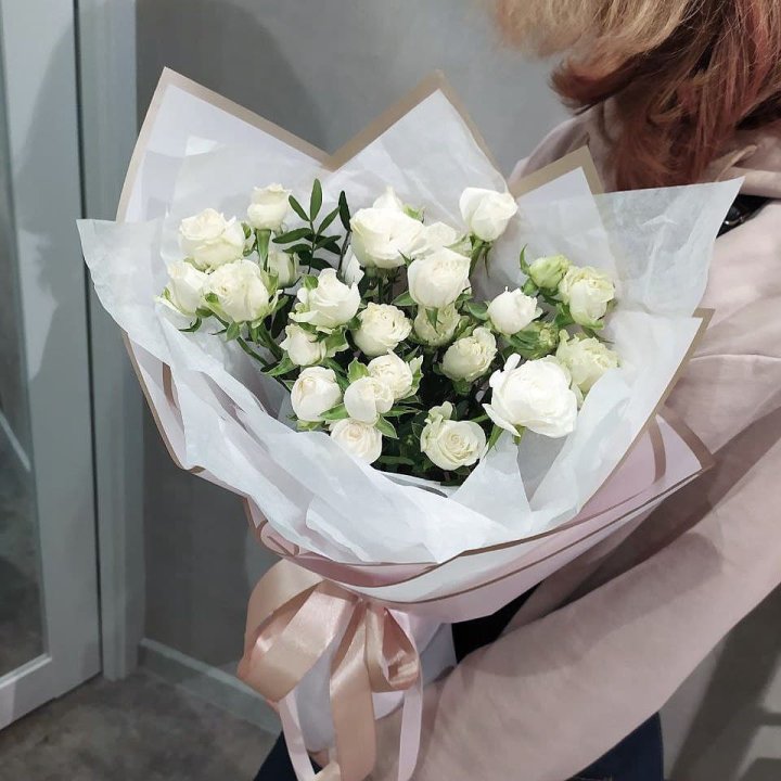 Белоснежные кустовые розы в Дзержинске