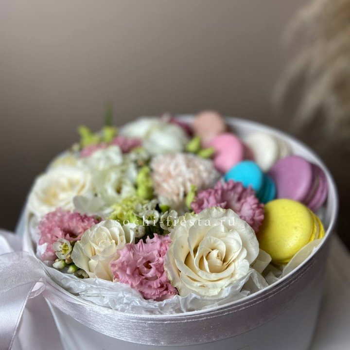 Цветы в цилиндре с макаронс "Прованс" в Дзержинске
