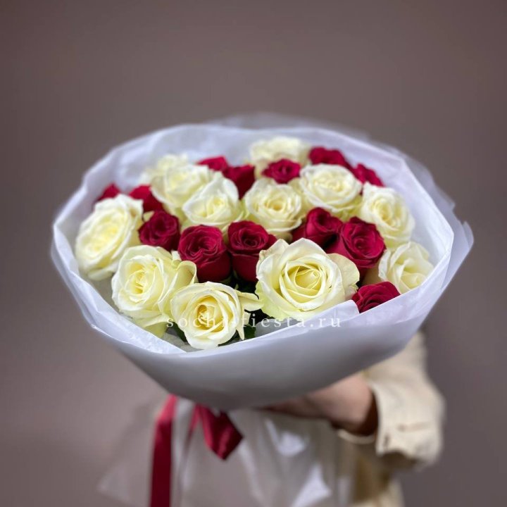 Букет их красных и белых 25 роз в Дзержинске