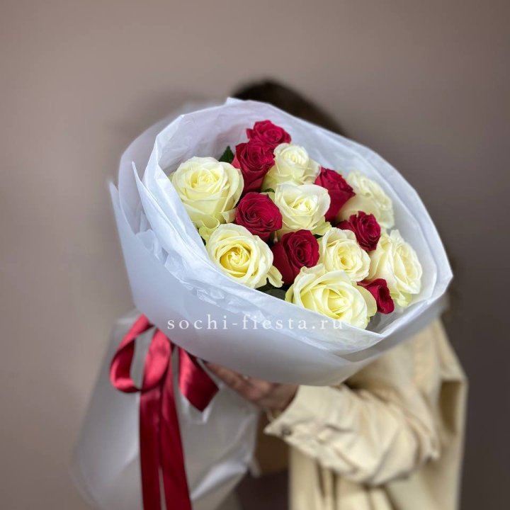 Букет из красных белых 15 роз в Дзержинске