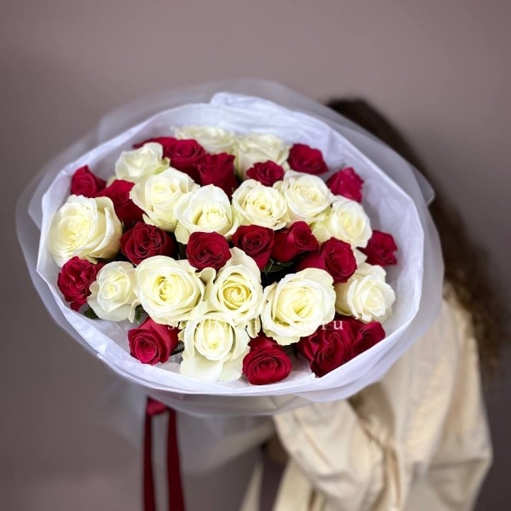 Букет из красных белых 35 роз в Дзержинске