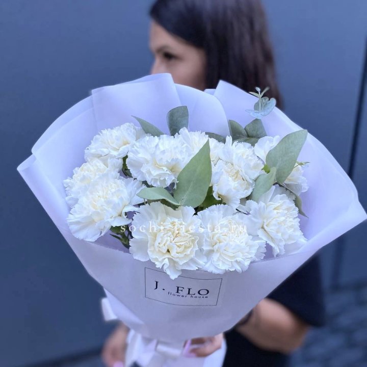 Букет белых диантусов с эвкалиптом в Дзержинске