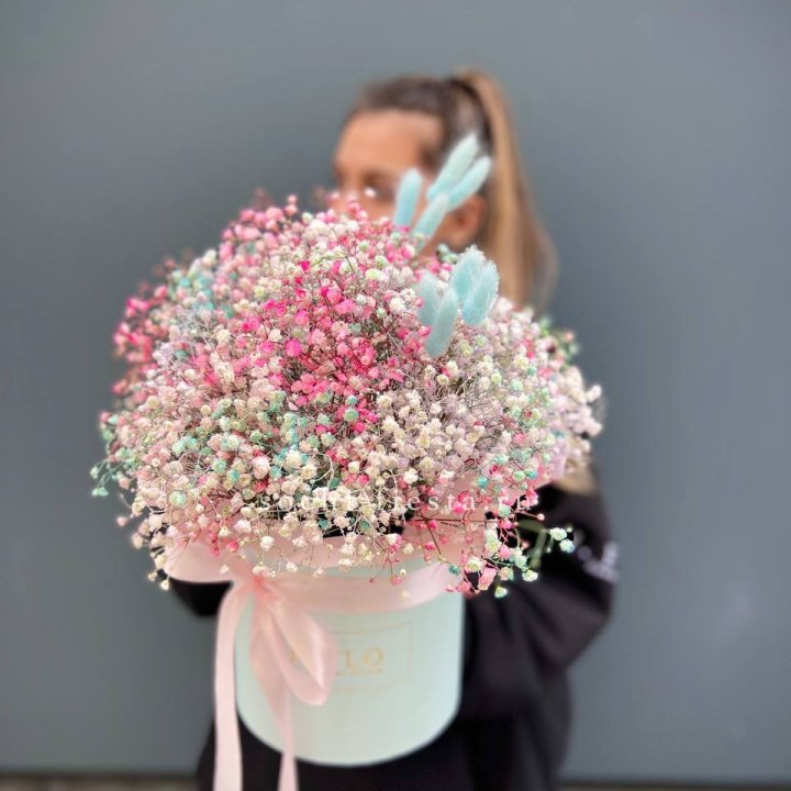 9 Радужных гипсофилы в шляпной коробке в Дзержинске