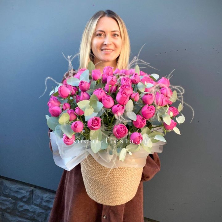 Пионовидные розы  в джутовом кашпо  в Дзержинске