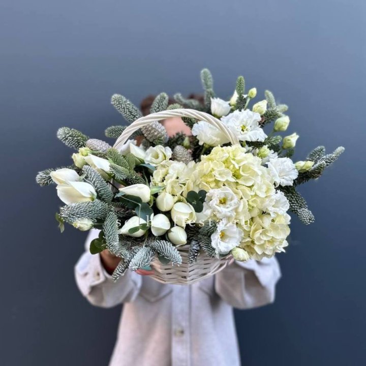 Новогодняя корзина с цветами в Дзержинске