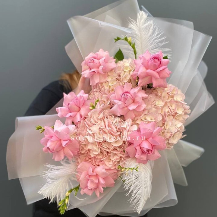  Букет  из гортензий и розовых роз в Дзержинске