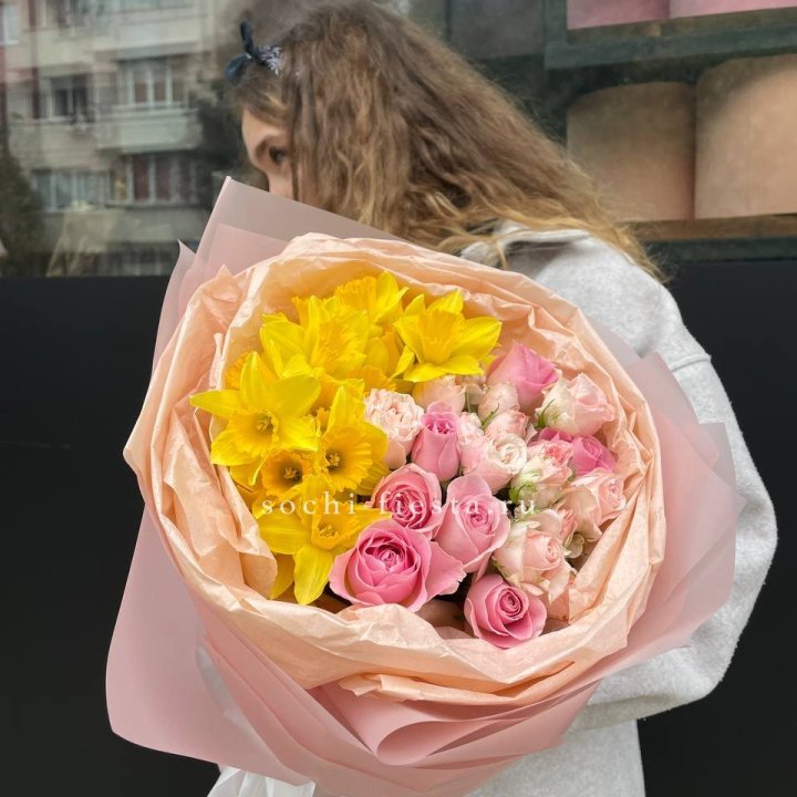 Букет роз и нарциссов в Дзержинске