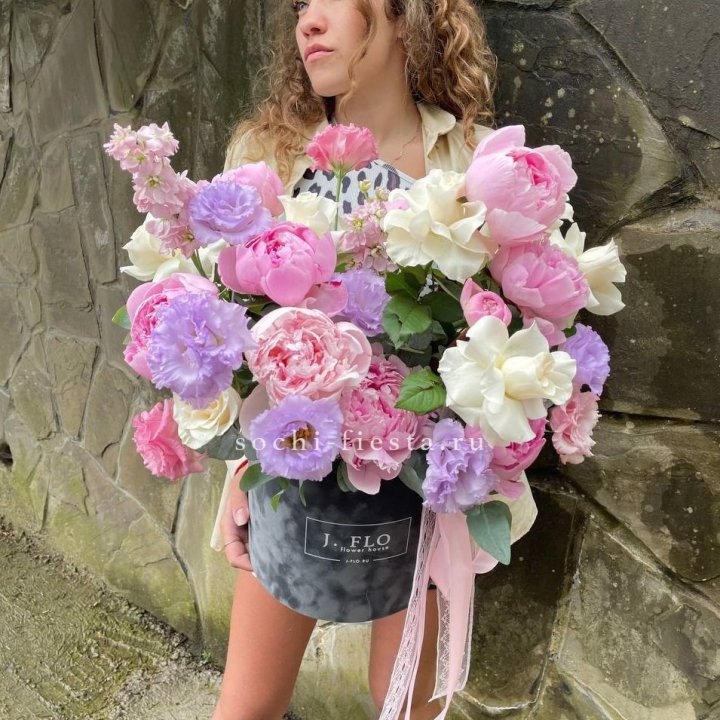 Дизайнерский цилиндр с пионами в Дзержинске