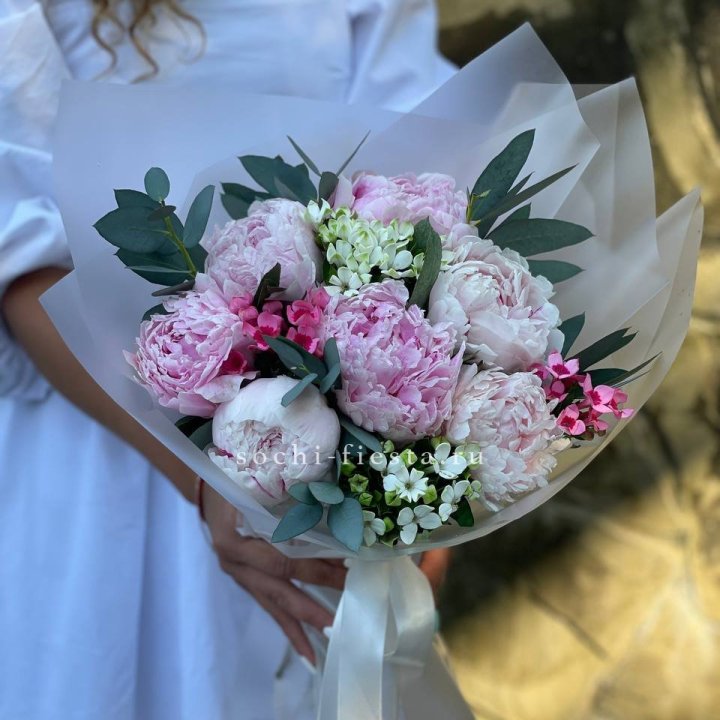 7 зефирных пионов с эвкалиптом в Дзержинске