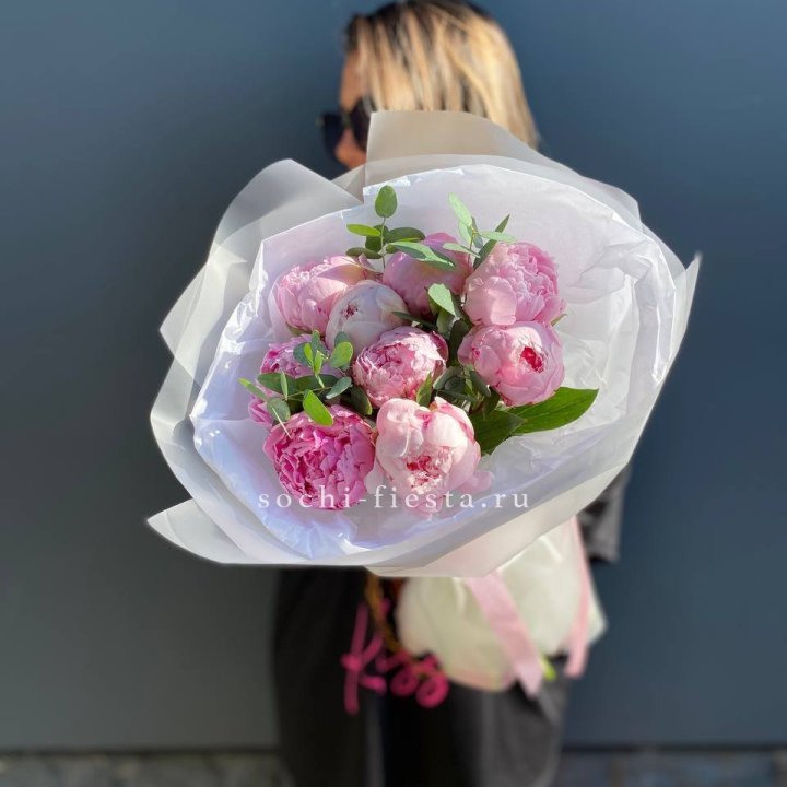 9 пионов с эвкалиптом в Дзержинске