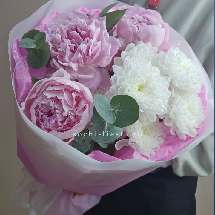  Букет комплимент с пионами в Дзержинске