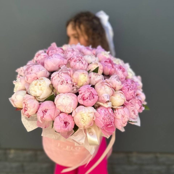 51 нежных пионов  в цилиндре в Дзержинске