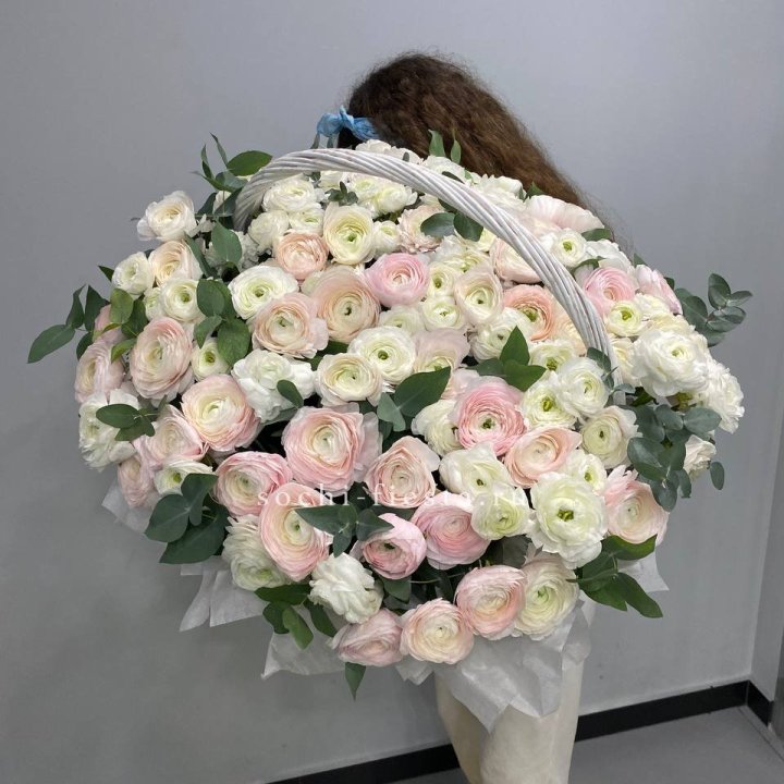 Ранункулюсы в корзине в Дзержинске