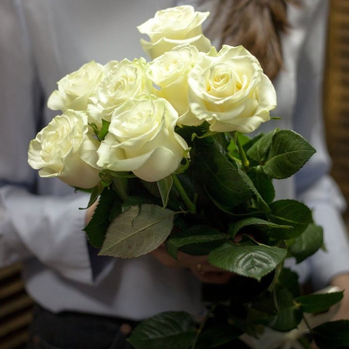 7 белых роз в Дзержинске