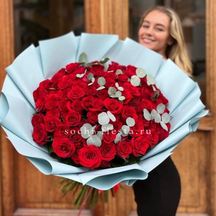 101 красная роза с эвкалиптом в Дзержинске