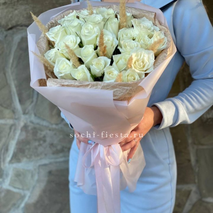 25 белых роз с сухоцветами в Дзержинске