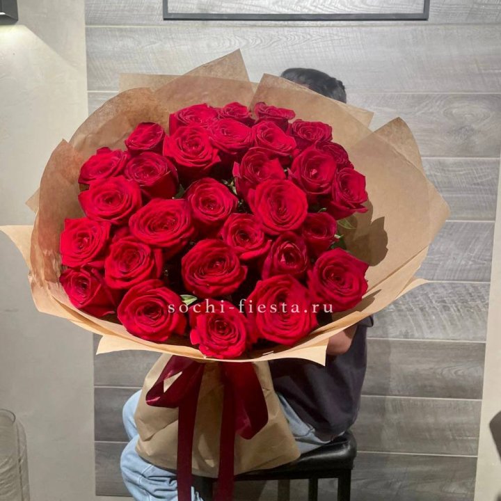 37 красных роз в крафте в Дзержинске