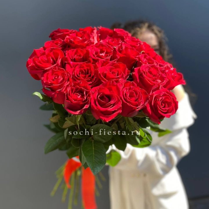 25 высоких красных роз в Дзержинске